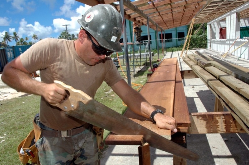 charpentier-ST PIERRE-min_worker_construction_building_carpenter_male_job_build_helmet-893290